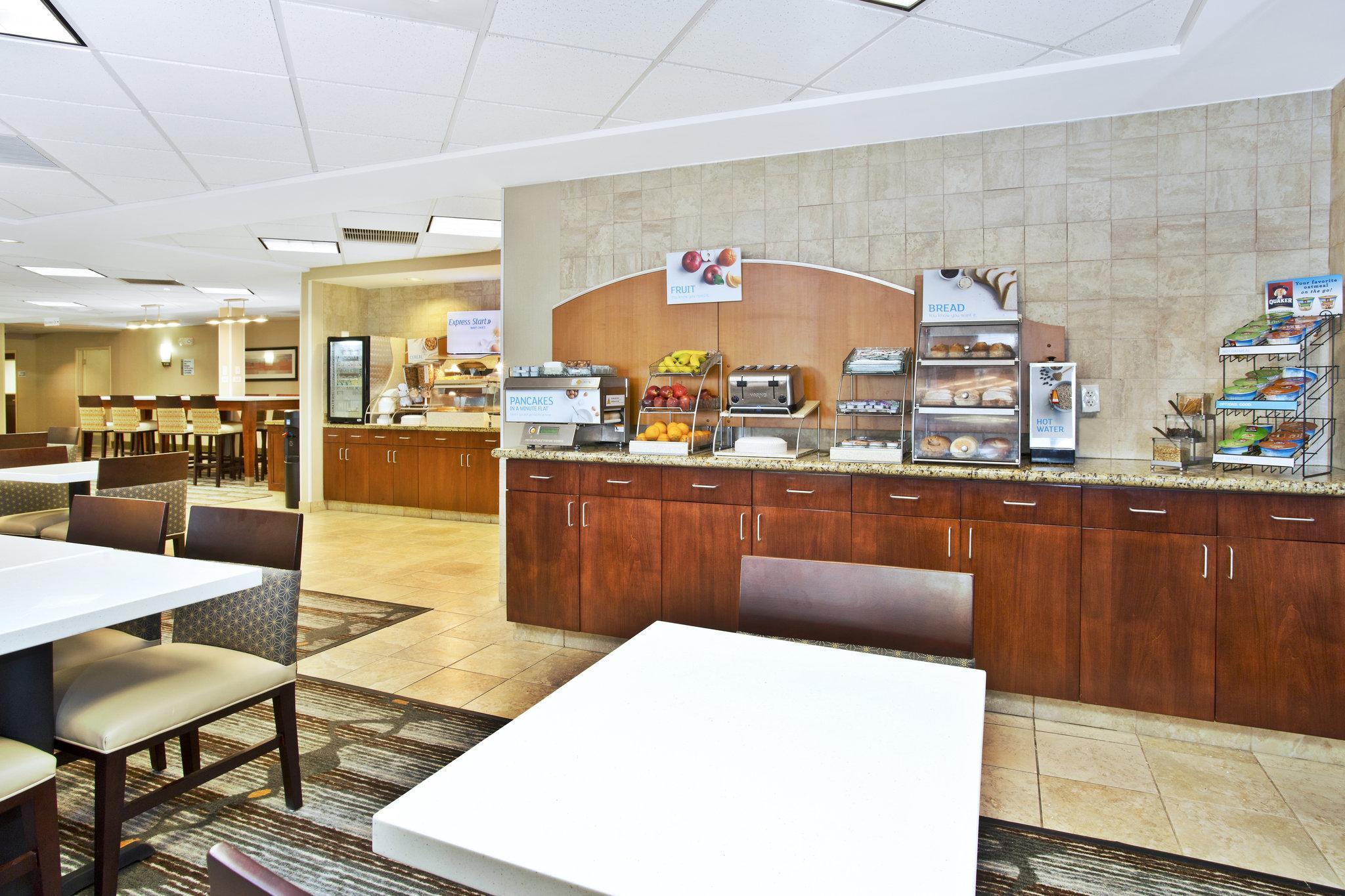 Holiday Inn Express & Suites Bradley Airport, An Ihg Hotel Windsor Locks Exterior photo