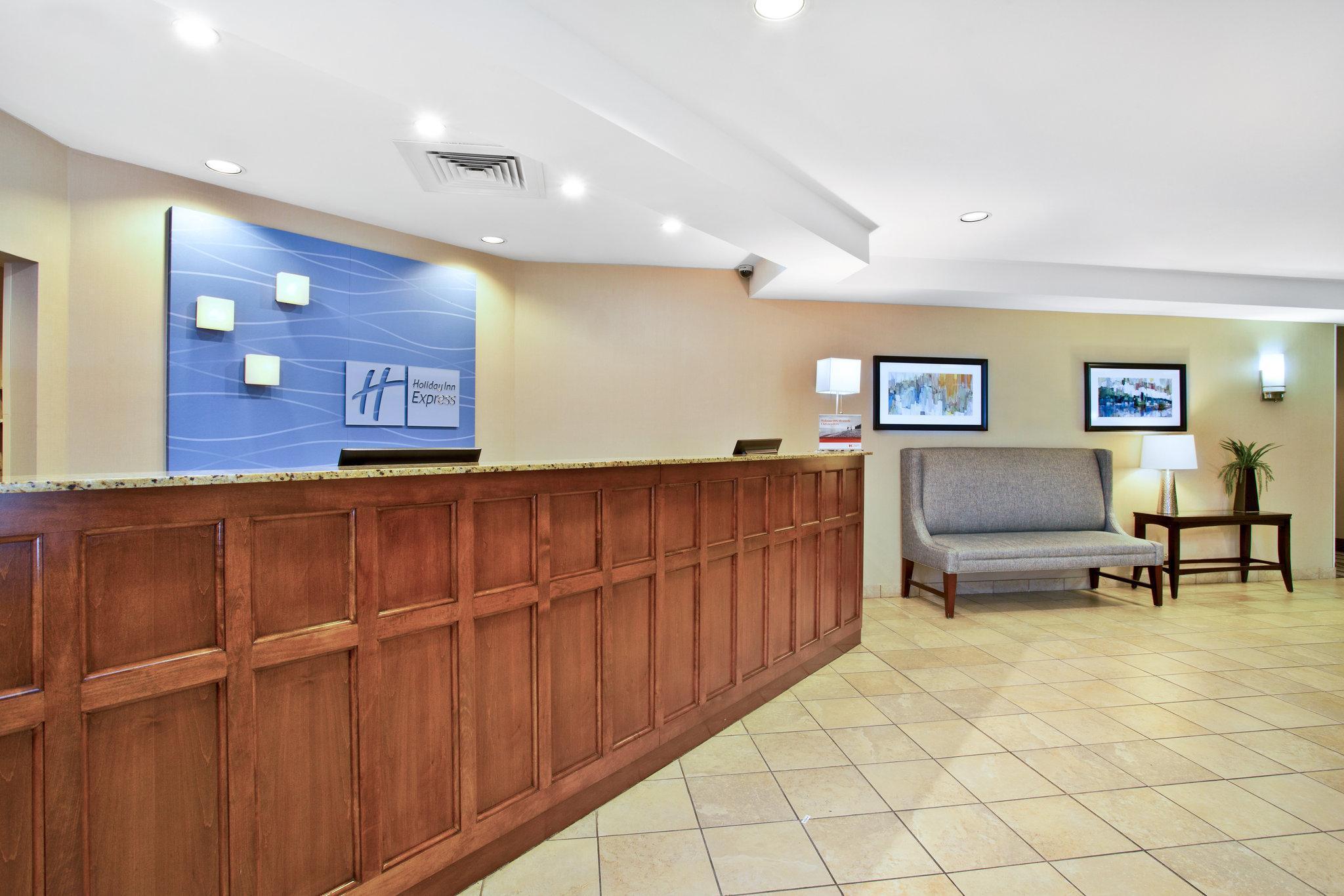 Holiday Inn Express & Suites Bradley Airport, An Ihg Hotel Windsor Locks Exterior photo